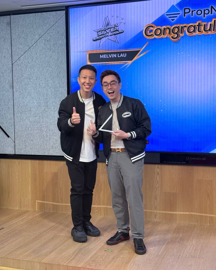 Melvin receiving the PropNex Silver Growth Award